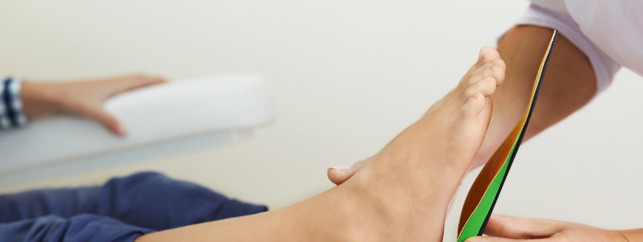 Orthopedic insoles. Fitting orthotic insoles. Flatfoot treatment. Podiatry clinic. | Doylestown Health